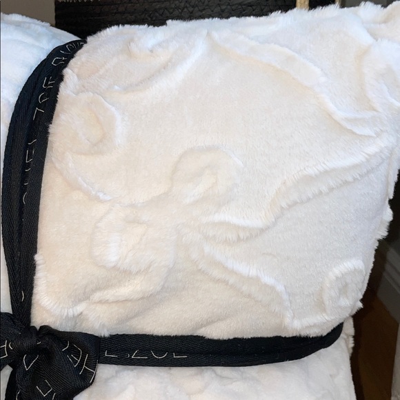 🎀Rachel Zoe Cream Plush Luxurious Faux Fur Pillow Duo with Bow Pattern 🎀 - Picture 5 of 16